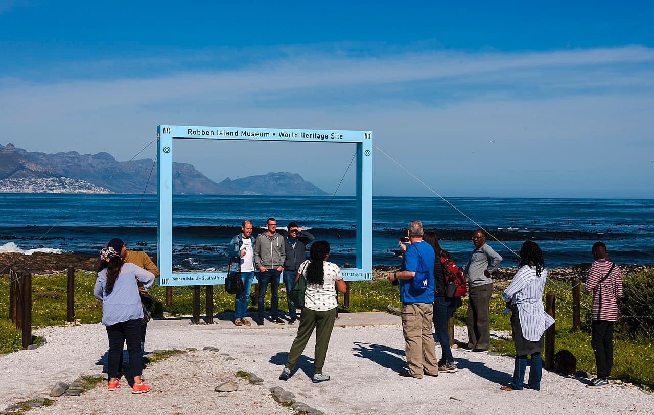 Tourists_at_Robben_Island_picture_frame.jpg